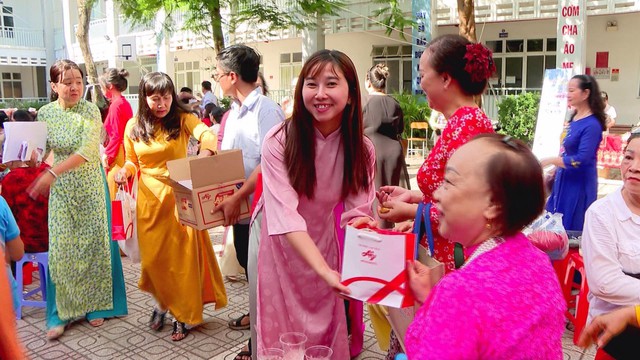 350 phụ nữ ở phường Thạnh Mỹ Tây được trao tặng yêu thương nhân dịp ngày 20/10 - Ảnh 4.
