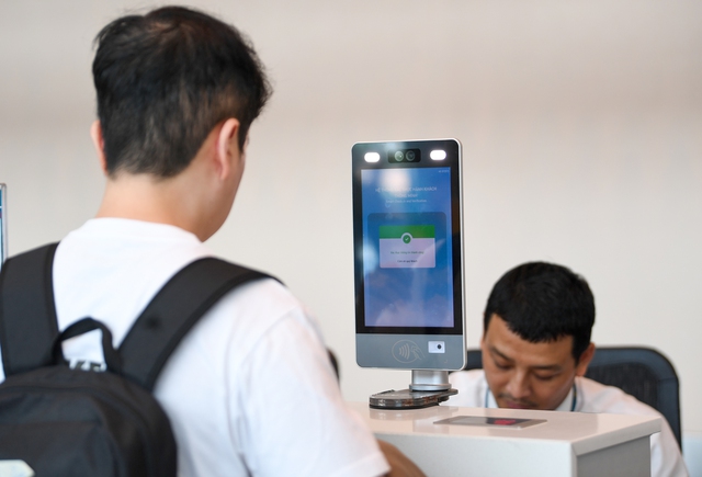 "Bay nhẹ tới Hà Nội": Kết nối vẻ đẹp mùa thu Thủ đô với thông điệp xanh cùng Vietnam Airlines - Ảnh 2.