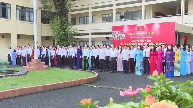 Thành ủy TP. Hồ Chí Minh tổ chức gặp mặt nhân Ngày Truyền thống các cơ quan tham mưu, giúp việc của Đảng và Ngày Phụ nữ Việt Nam 20/10 - Ảnh 1.