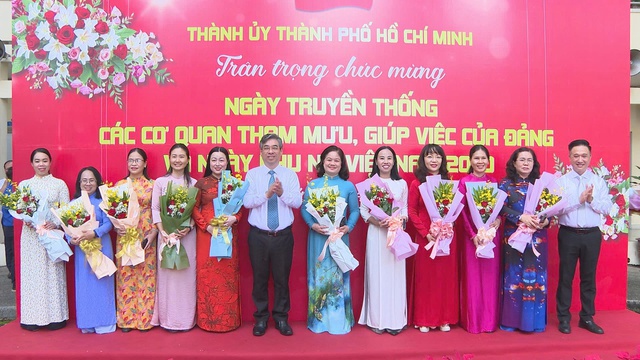 Thành ủy TP. Hồ Chí Minh tổ chức gặp mặt nhân Ngày Truyền thống các cơ quan tham mưu, giúp việc của Đảng và Ngày Phụ nữ Việt Nam 20/10 - Ảnh 3.