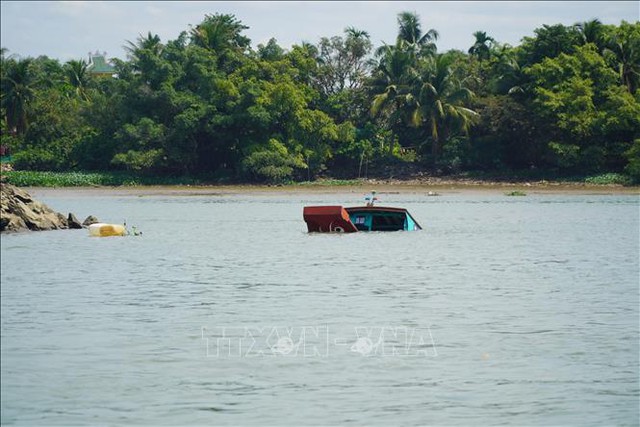 Khẩn trương tìm kiếm người mất tích do lật thuyền trên lòng hồ sông Đà - Ảnh 1.