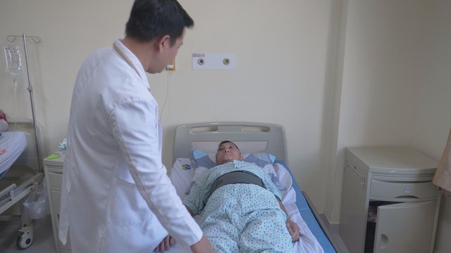 Ứng dụng công nghệ cao giúp bệnh nhân 68 tuổi đi lại sau hai ngày phẫu thuật - Ảnh 3.