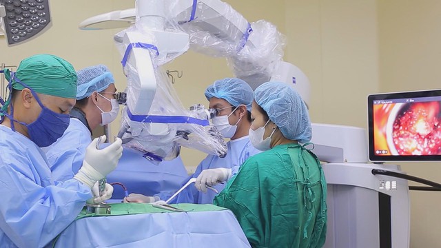 Ứng dụng công nghệ cao giúp bệnh nhân 68 tuổi đi lại sau hai ngày phẫu thuật - Ảnh 1.