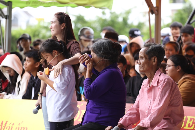 Như Quỳnh đi bộ 40 phút đến trường, tranh thủ nhặt ve chai - Mái ấm gia đình Việt- Ảnh 9. Như Quỳnh đi bộ 40 phút đến trường, tranh thủ nhặt ve chai - Mái ấm gia đình Việt- Ảnh 9.