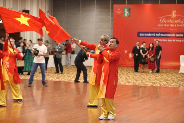 Giải khiêu vũ thể thao Người khiếm thị toàn quốc: Bước nhảy của ánh sáng và tình yêu - Ảnh 1.