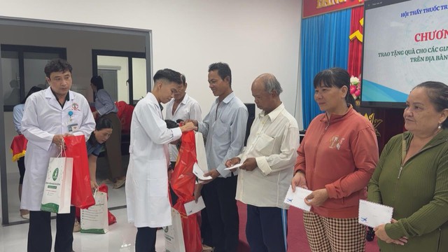 TP. Hồ Chí Minh cử bác sĩ chuyên khoa đợt 3 ra công tác tại Côn Đảo - Ảnh 2.