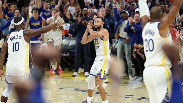 Curry tỏa sáng, Warriors thắng trận thứ hai liên tiếp ở NBA- Ảnh 1. Curry tỏa sáng, Warriors thắng trận thứ hai liên tiếp ở NBA- Ảnh 1.