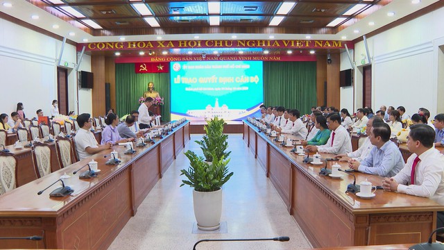 TP. Hồ Chí Minh: Trao quyết định nghỉ hưu, điều động và bổ nhiệm 12 cán bộ - Ảnh 1.