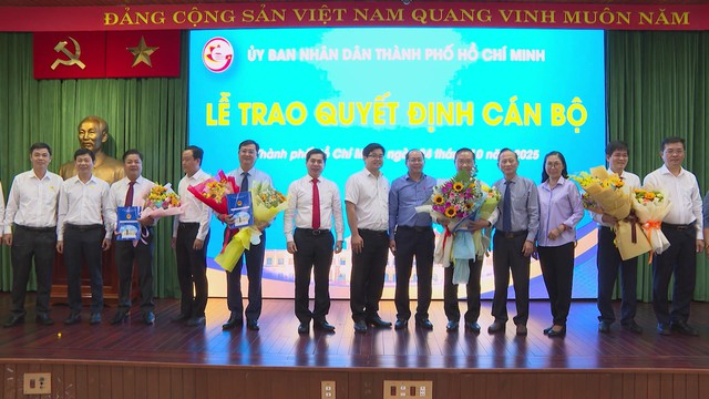 TP. Hồ Chí Minh: Trao quyết định nghỉ hưu, điều động và bổ nhiệm 12 cán bộ - Ảnh 3.