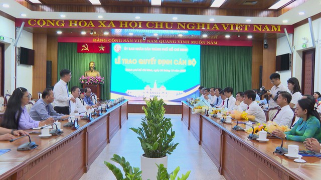 TP. Hồ Chí Minh: Trao quyết định nghỉ hưu, điều động và bổ nhiệm 12 cán bộ - Ảnh 4.