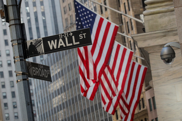 Dow Jones vượt 47.000 điểm, giá vàng có thể ngắt chuỗi tăng 9 tuần - Ảnh 1.