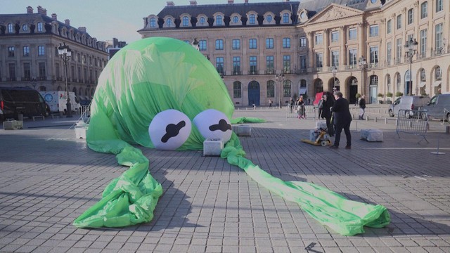 Nhân vật ếch khổng lồ đổ bộ quảng trường ở Paris, Pháp - Ảnh 3.
