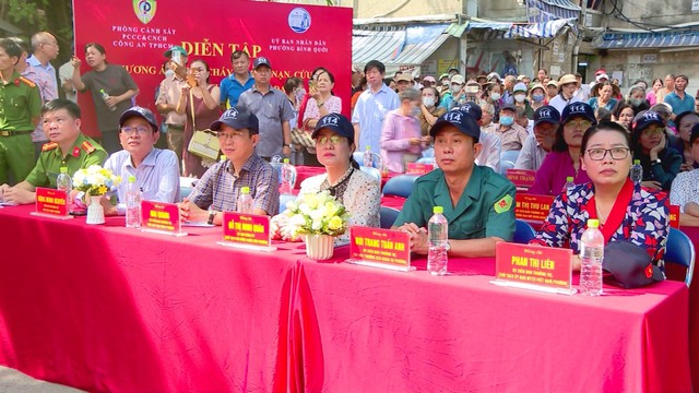 Diễn tập phương án chữa cháy và cứu nạn, cứu hộ tại Cư xá Thanh Đa, phường Bình Quới - Ảnh 2.