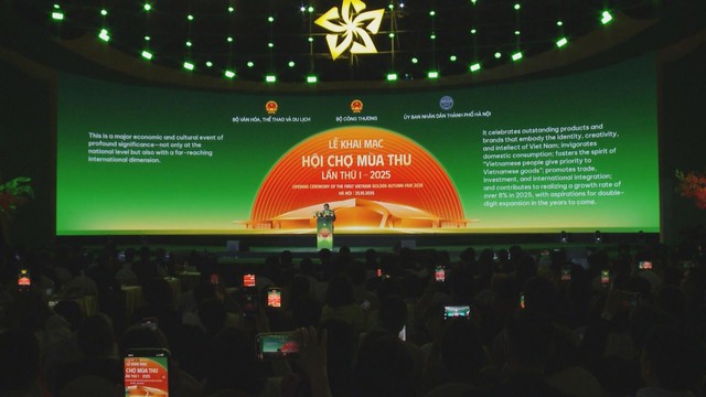 Hội chợ Mùa thu 2025 thu hút người dân tham gia tại Hà Nội- Ảnh 1. Hội chợ Mùa thu 2025 thu hút người dân tham gia tại Hà Nội- Ảnh 1.