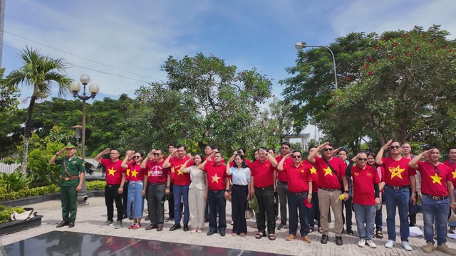 Sắc màu văn hóa trong “Tự hào những dấu ấn vùng biên” - Ảnh 2.
