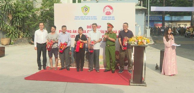 Phường Diên Hồng diễn tập chữa cháy và cứu nạn tại khu dân cư - Ảnh 4.