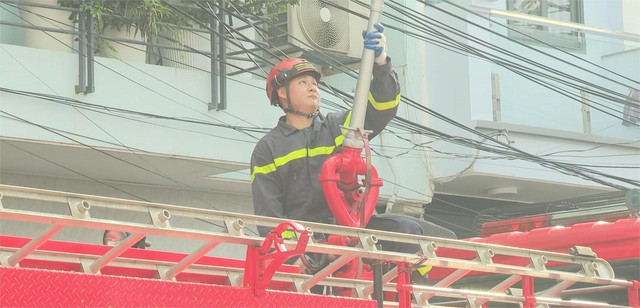 Phường Diên Hồng diễn tập chữa cháy và cứu nạn tại khu dân cư - Ảnh 3.