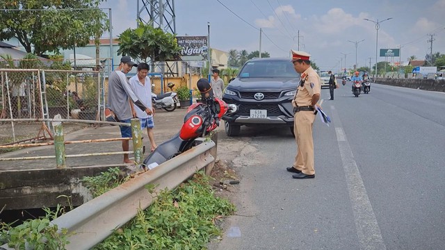 Chương trình 60 Giây ngày 23/10/2025 | Quảng Trị: Triệt phá đường dây làm giấy tờ giả tinh vi, giao dịch qua mạng xã hội - Ảnh 7.