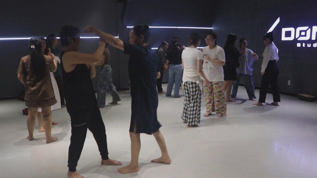 Chương trình 60 Giây ngày 22/10/2025 | Lớp dạy võ “0 đồng” dạy kỹ năng phòng vệ cho phụ nữ - Ảnh 7.