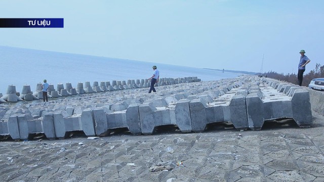 Mưa lớn diện rộng từ Hà Tĩnh đến Đà Nẵng, cảnh báo nguy cơ ngập lụt và sạt lở đất - Ảnh 4.