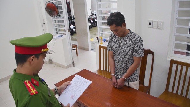 Chương trình 60 Giây ngày 21/10/2025 | Bộ đội Biên phòng Quảng Ngãi túc trực, hỗ trợ ngư dân ứng phó bão số 12 - Ảnh 4.