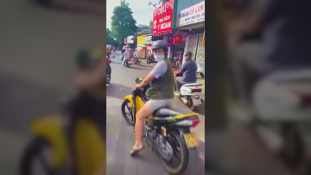 Chương trình 60 Giây ngày 21/10/2025 | Bộ đội Biên phòng Quảng Ngãi túc trực, hỗ trợ ngư dân ứng phó bão số 12 - Ảnh 5.