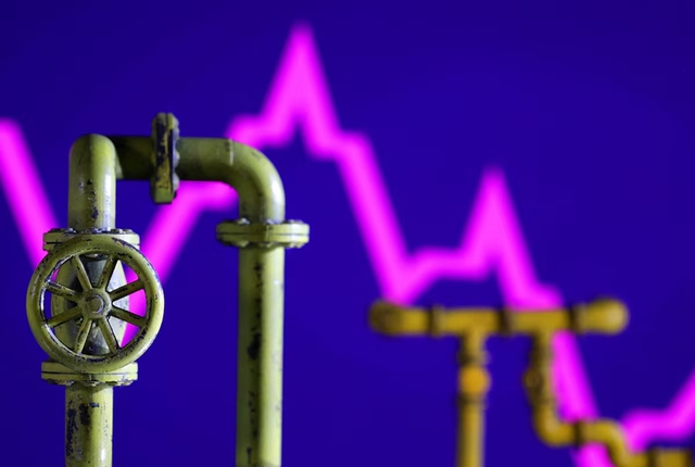 Thị trường ngày 28/10/2025: Giá vàng lao dốc, xăng dầu giảm nhẹ trở lại - Ảnh 3.