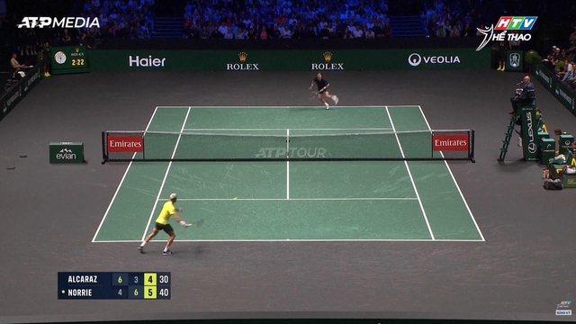 Tay vợt số 1 thế giới Carlos Alcaraz bị loại ở vòng 2 Paris Masters - Ảnh 1.