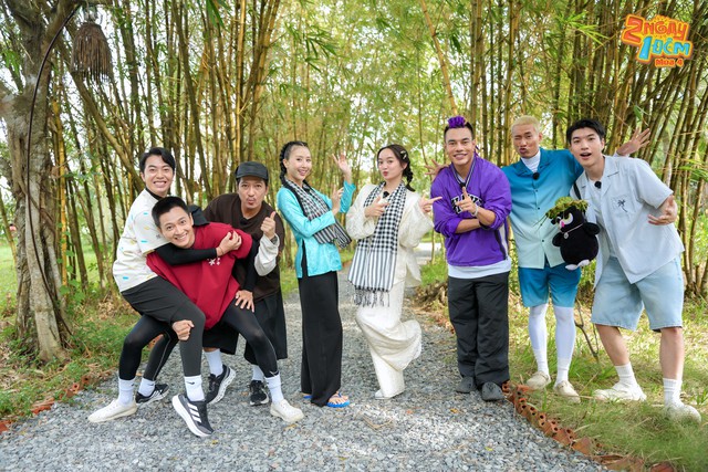 2 Ngày 1 Đêm - Mùa 4 - Tập 3 | Quỳnh Anh Shyn thử sức hò giọng miền Tây, bất chấp vì miếng ăn ngon. - Ảnh 1.