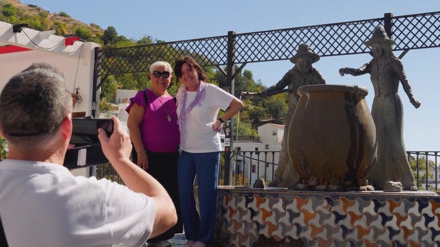 Ngôi làng phù thủy bí ẩn ở Tây Ban Nha hút khách mùa Halloween - Ảnh 1.