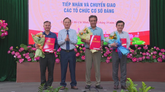 UBND TP. Hồ Chí Minh: Tiếp nhận và chuyển giao nhiều tổ chức đảng, đảng viên trực thuộc - Ảnh 4.