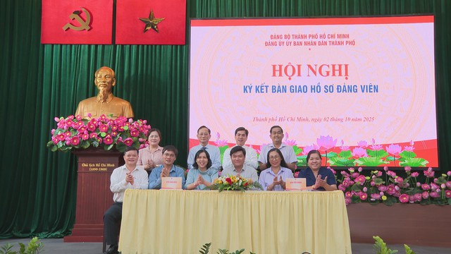 UBND TP. Hồ Chí Minh: Tiếp nhận và chuyển giao nhiều tổ chức đảng, đảng viên trực thuộc - Ảnh 5.