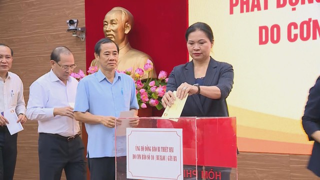 Lễ phát động ủng hộ đồng bào bị thiệt hại do bão số 10 - Ảnh 2.