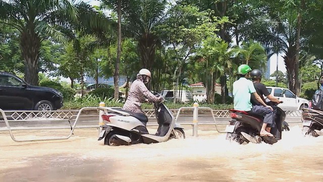 Hà Nội vẫn còn một số điểm ngập úng sau mưa lớn - Ảnh 1.