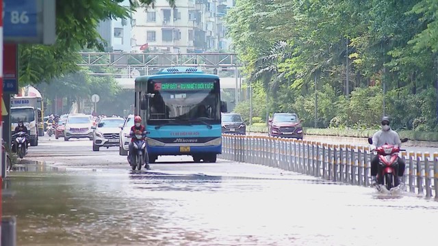 Hà Nội vẫn còn một số điểm ngập úng sau mưa lớn - Ảnh 2.