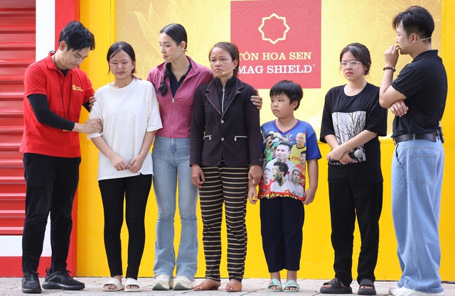 "Mái ấm gia đình Việt": Phương Trinh Jolie bật khóc khi thấy mình trong cô bé mồ côi - Ảnh 1.