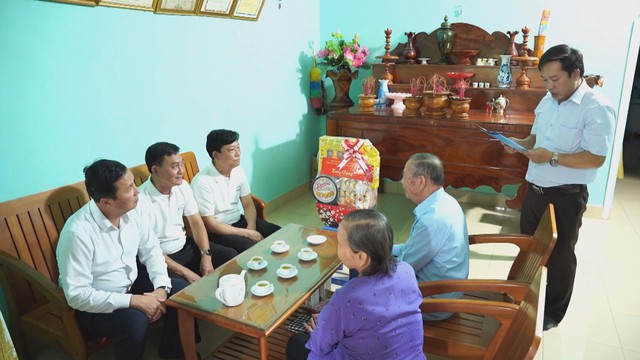 Đoàn đại biểu Thành phố Hồ Chí Minh thăm và tặng quà các gia đình chính sách tiêu biểu tại Côn Đảo - Ảnh 2.