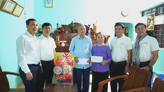 Đoàn đại biểu Thành phố Hồ Chí Minh thăm và tặng quà các gia đình chính sách tiêu biểu tại Côn Đảo - Ảnh 3.