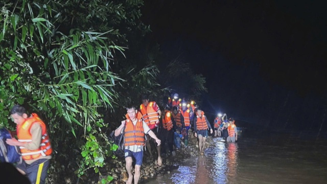 Nỗ lực vượt lũ, cứu sống 6 người dân bị cô lập ở Quảng Trị - Ảnh 3.