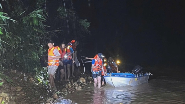 Nỗ lực vượt lũ, cứu sống 6 người dân bị cô lập ở Quảng Trị - Ảnh 2.