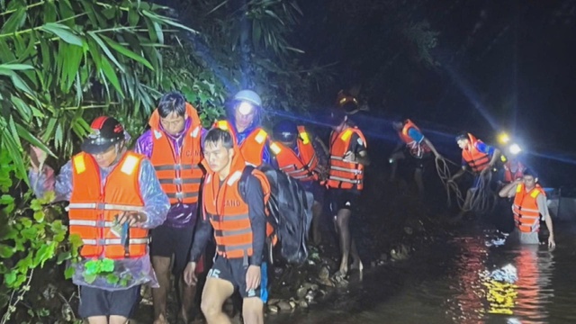 Nỗ lực vượt lũ, cứu sống 6 người dân bị cô lập ở Quảng Trị - Ảnh 1.