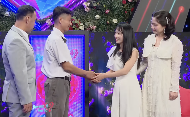 Chàng phiên dịch viên khiến cô gái “choáng” với cú hôn bất ngờ - Ảnh 7.