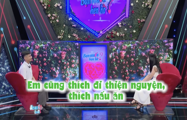 Chàng phiên dịch viên khiến cô gái “choáng” với cú hôn bất ngờ - Ảnh 3.