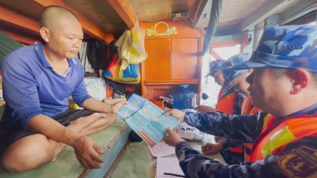 Cảnh sát biển Vùng 3 phát động cao điểm chống khai thác hải sản IUU - Ảnh 4.