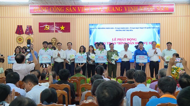 Phường Phú Thọ Hòa phát động phong trào “Bình dân học vụ số”: Không ai bị đứng ngoài cuộc cách mạng số - Ảnh 3.