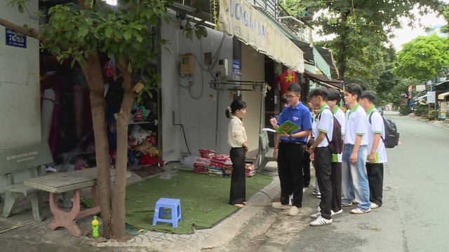Phường Phú Thọ Hòa phát động phong trào “Bình dân học vụ số”: Không ai bị đứng ngoài cuộc cách mạng số - Ảnh 4.