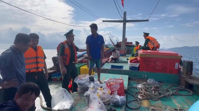 Kịp thời cứu 8 thuyền viên bị nạn trên vùng biển côn đảo - Ảnh 2.