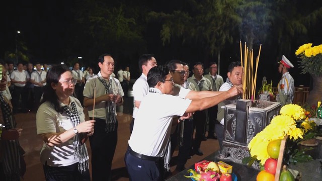 Đoàn đại biểu Đảng ủy các cơ quan Đảng TP. Hồ Chí Minh dâng hương nghĩa trang Hàng Dương - Ảnh 1.