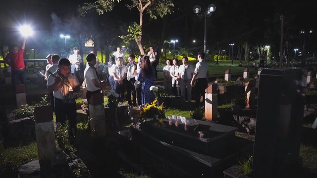 Đoàn đại biểu Đảng ủy các cơ quan Đảng TP. Hồ Chí Minh dâng hương nghĩa trang Hàng Dương - Ảnh 3.