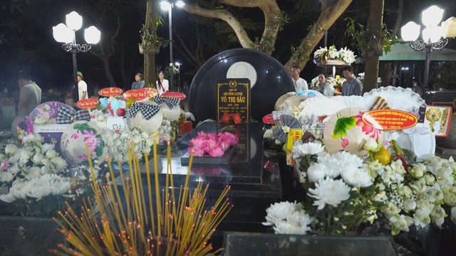 Đoàn đại biểu Đảng ủy các cơ quan Đảng TP. Hồ Chí Minh dâng hương nghĩa trang Hàng Dương - Ảnh 4.